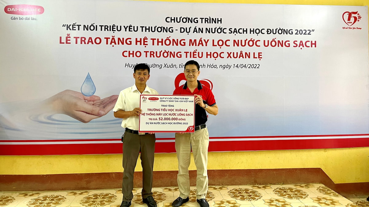 Ông Ngô Việt Phương - Phó Tổng Giám đốc Kinh Doanh Dai-ichi Life Việt Nam trao biểu trưng hai hệ thống máy lọc nước uống sạch trị giá 52 triệu đồng cho Trường Tiểu học Xuân Lẹ, xã Xuân Lẹ, huyện Thường Xuân, tỉnh Thanh Hóa.